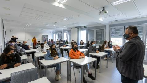 Luis Enrique Hernández, director de la asociación El Caracol, charló con los alumnos del IES Huarte