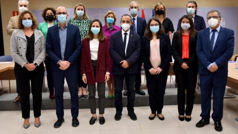 Foto de grupo del Consejo Territorial con la ministra Belarra, y consejeros y consejeras de las comunidades