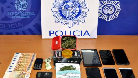 Además de la sustancia estupefaciente aprehendida, se intervinieron 7 móviles y dinero en metálico fraccionado ,además de útiles para pesar y preparar la droga