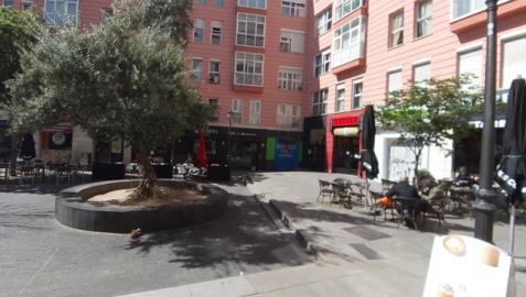 Se trata del espacio situado frente a los números 43 y 45 de la calle de Fuencarral