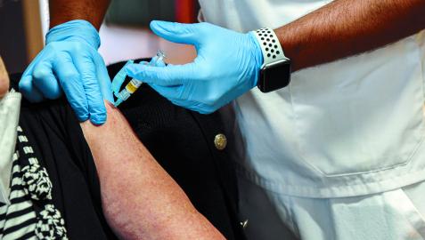 Una mujer recibe la vacuna de la gripe Una mujer recibe la vacuna de la gripe