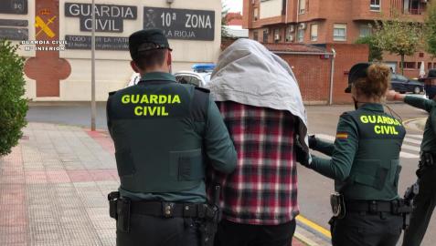 El detenido por el asesinato del menor de nueve años de Lardero (La Rioja), acompañado de varios guardias civiles, sale del cuartel de la Guardia Civil.