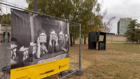 Una de las fotografías de la exposición instalada en los jardines de la Ciudadela