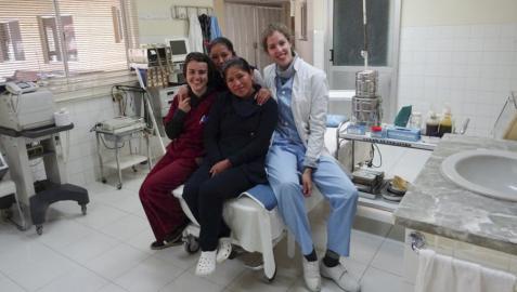 La alumna de Enfermería, Raquel Gainza Vigor, en el centro médico-quirúrgico de la Fundación Pietro Gamba de Anzaldo, en Bolivia