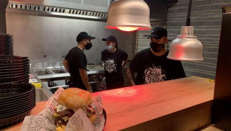 Butchers El equipo de Butchers, en plena faena en la cocina a la vista del público.