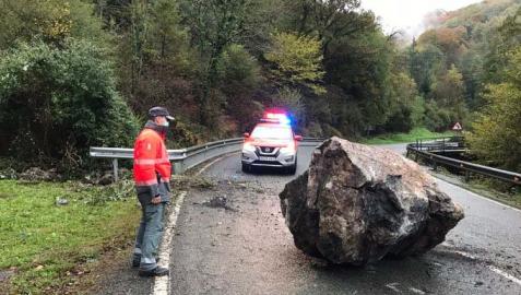 La roca, sobre la carretera