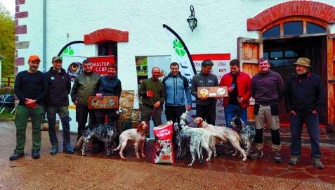 Perros clasificados en la jornada del domingo, con sus propietarios, jueces del concurso y organizadores, en Garralda