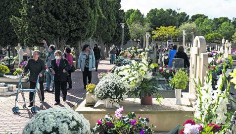 Imagen de una de las zonas de sepulturas en tierra del cementerio municipal de Tudela, con las tumbas adornadas con flores