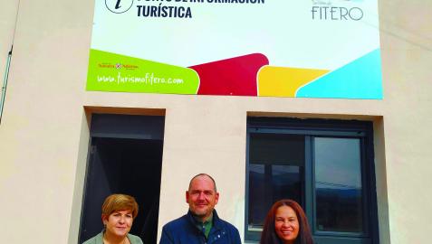 De izda. a dcha.: Carmen Yanguas (técnica Turismo), Miguel Aguirre (alcalde) y Johanna Godoy (PIT)