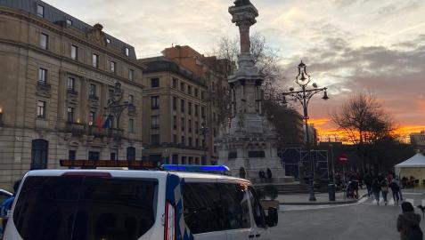 Una patrulla de la Policía Municipal, en el paseo de Sarasate de Pamplona