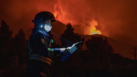 Miembros de la Unidad Militar de Emergencias (UME) y del Ejército de Tierra continúan este martes con las monitorizaciones de los gases en las zonas de exclusión en Santa Cruz de la Palma