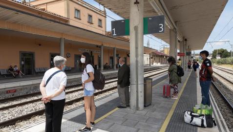 Varias personas esperan en el andén de la estación de Renfe en Tudela