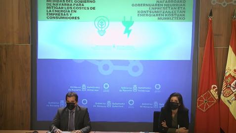 El consejero Mikel Irujo (izda.) y la directora general de Industria, Uxue Itoiz, durante la comparecencia