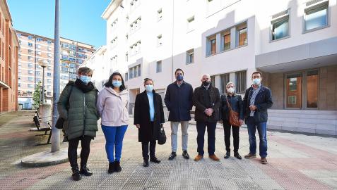 El vicepresidente Aierdi, durante el encuentro con inquilinos de la Plaza Río Arga de Barañáin