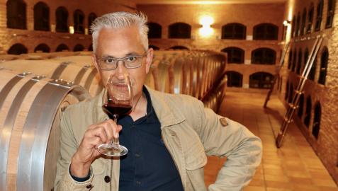 Jabier Marquínez, enólogo de Bodega Inurrieta, en la sala de barricas.