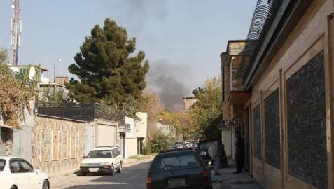 Columnas de humo tras las explosiones en el hospital militar de Kabul