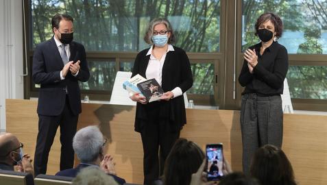 La hija del matrimonio de investigadores, Mariah Rey Markvig (en el centro de la imagen), recoge los ejemplares de la revista “Príncipe de Viana” (editados por el Gobierno de Navarra) y “En busca de la verdad sobre la brujería” (editado por la UPNA), de manos del rector de la Universidad, Ramón Gonzalo, y de la consejera de Cultura, Rebeca Esnaola.