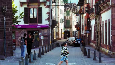 En una imagen de archivo, aspecto parcial de la calle Jaime Urrutia, de Elizondo