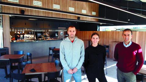 Los hermanos Jon y Katrin Leache Gárriz, y su padre José Miguel Leache Aristu, en el local de Olloki