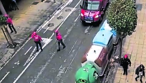 Captura de uno de los vídeos que captaron la intervención de Policía Foral en la mañana del lunes, tras la noche de Halloween en Estella.