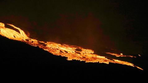 El volcán este martes desde Tajuya donde se observa menos expulsión de lava pero más de gases