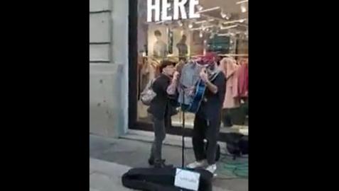 Fito, con un músico callejero en Madrid