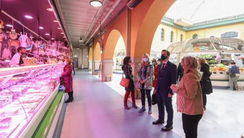 El consejero Irujo y la directora generala Maitane Ezkutari en las instalaciones del mercado de Santo Domingo.