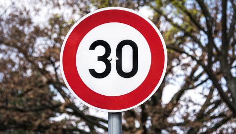 Una señal de limitación de velocidad