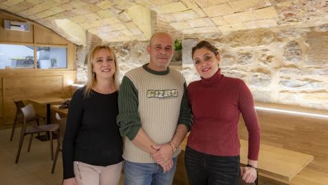 Elena, Alfonso y Nerea, en el comedor del Ya Falta Menos, con su bóveda de piedra del siglo XVI