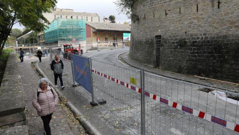 Aspecto de la subida de la cuesta de Santo Domingo con las restricciones de paso a que obligan las obras