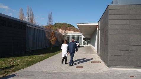 Dos personas acceden al centro de salud de Sangüesa.
