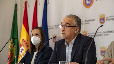 Enrique Maya, con su teniente de alcalde María Echávarri, en la rueda de prensa tras conocerse la medida