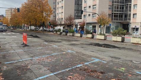 Montones de brea apilados en la avenida de Bayona de Pamplona para su asfaltado