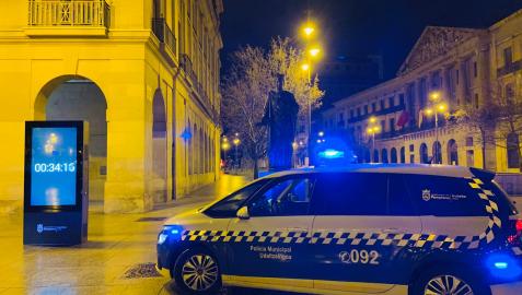 Un coche de Policía Municipal por el centro de Pamplona