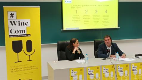 Charo Sádaba, decana de la Facultad de Comunicación de la Universidad de Navarra, y David Palacios, presidente del Consejo Regulador de la DO Navarra, en la presentación de #WineCom en Pamplona.