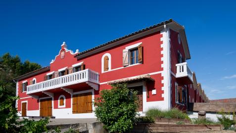 Exterior de las Bodegas Olimpia de Cáseda, un edificio de 1957 a orillas del Río Aragón
