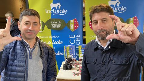 Juanma Garro Redín, presidente de Lacturale (izq.) y Ramón San Martín Erice, gerente de Caramelos El Caserío, en la presentación de LactuDulceDeLeche.