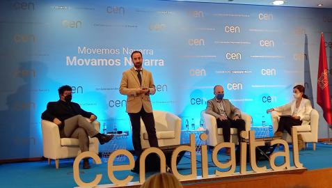 Foto CEN Raúl Zudaire (Focke Meler), Diego García (Replasa) y Javier Chasco (BSH Electrodomésticos) junto a la moderadora de la mesa Ana Ursúa (AIN)