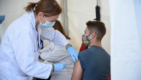 Un joven acude a recibir la vacuna contra el Covid-19, en un punto de vacunación en Valencia