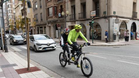 Una pareja circula en tándem por la avenida Zaragoza