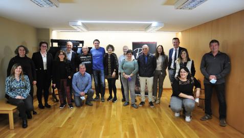 Riki Abad, en el centro, rodeado de familiares, amigos y representantes municipales y de asociaciones.