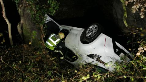 Los bomberos han tenido que rescatar el cuerpo del interior del coche tras el accidente ocurrido en Ibiricu
