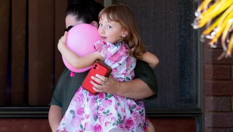 Cleo Cleo Smith, a lomos de su madre en su vuelta a casa.