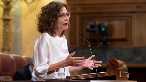 La ministra de Hacienda, María Jesús Montero, interviene en una sesión plenaria en el Congreso de los Diputados