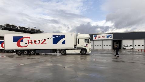 Camión e instalaciones de Transportes Cruz, en Orkoien