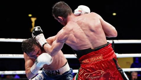 ruben-diaz-boxeo El boxeador navarro Rubén Díaz, agachado, se defiende de un zurdazo de Signani