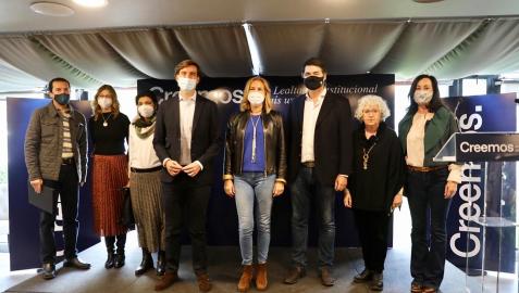 Pablo Montesino (4º. izda.) junto a Ana Beltrán (5ª izda.) en la convención del PP en Pamplona