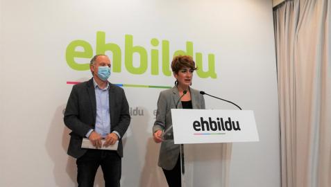 Adolfo Araiz y Bakartxo Ruiz, parlamentarios de EH Bildu, este sábado
EUROPA PRESS
06/11/2021