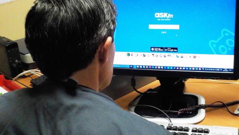 Un agente del Grupo de Delitos Informáticos de Policía Foral