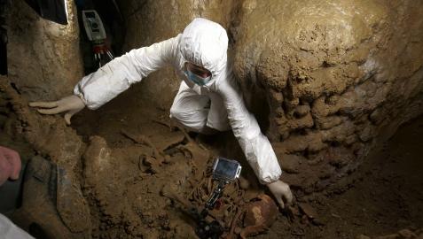 Trabajos de recuperación de los restos en la cueva donde fueron hallados